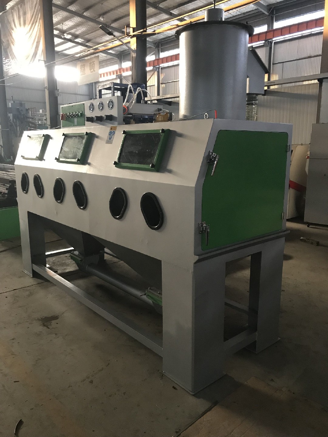 三工位手動(dòng)環(huán)保型噴砂機(jī)